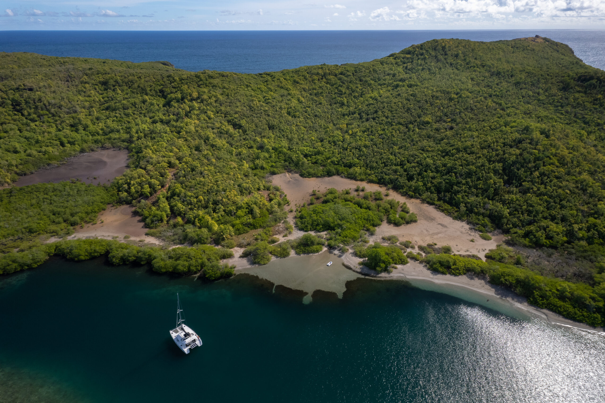 Vue aérienne de la baie du trésor sur la côte Atlantique en Martinique