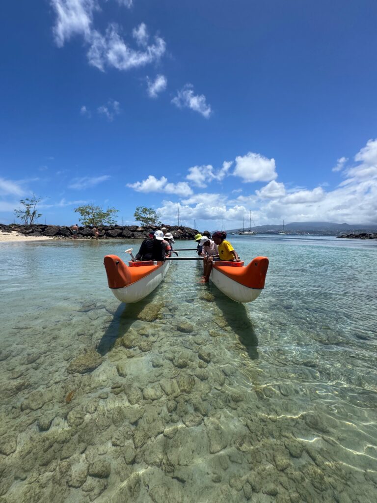 Pirogue traditionnelle de Fougè Béni naviguant à l’Anse à l’Ane en Martinique, sortie en petit comité guidée par Nico.